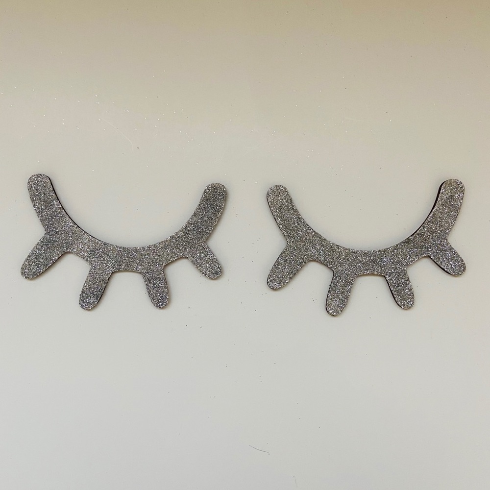 Eyelashes to decoration the wall